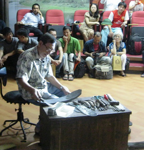 Nghệ nhân tái tạo đôi dép Bác Hồ ảnh 1